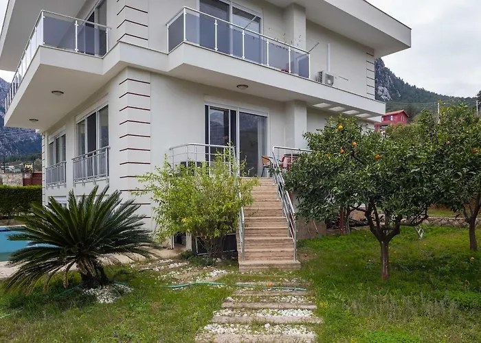 Hisarçandır'da Geniş Villa Hacisekililer