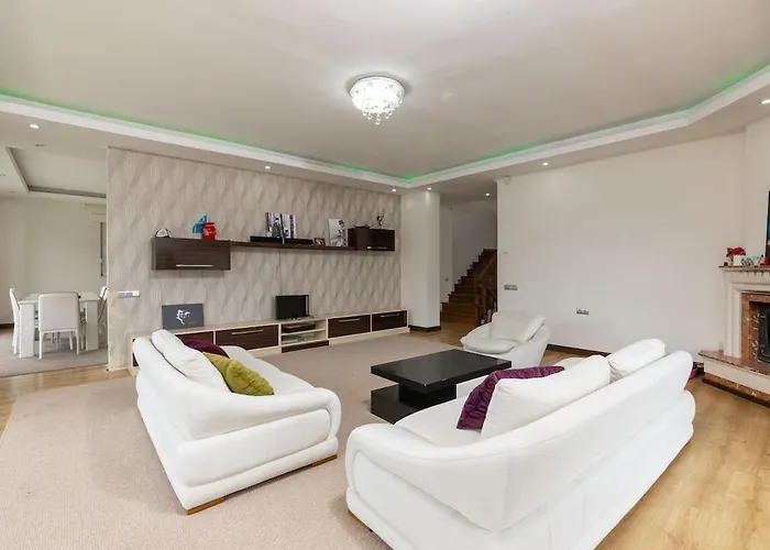 Hisarcandir'da Genis Dag Evi